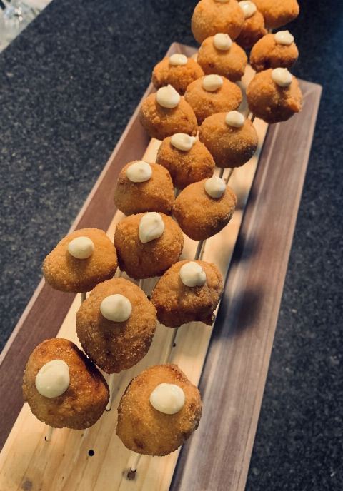 Plat: Chupa-chups de pollastre amb maionesa de mostassa i mel