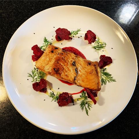 Plat: Suprema de salmó amb remolatxa i salsa de iogurt