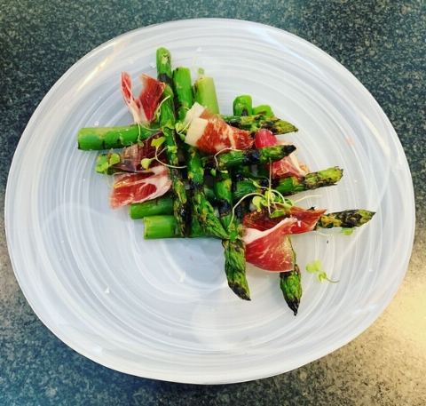 Plat: Espàrrecs de marge a la brasa amb pernil ibèric