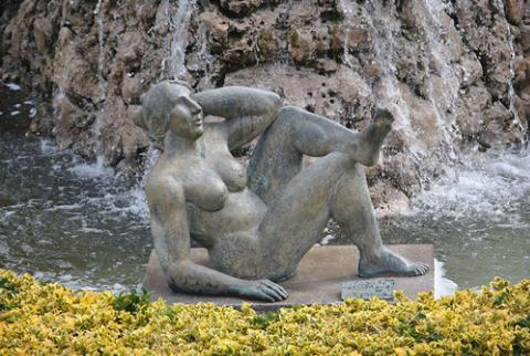 Detalle de la escultura y del agua de la cascada