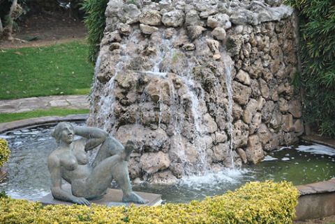 Cascada de piedra con la escultura en el estanque, vista de cerca